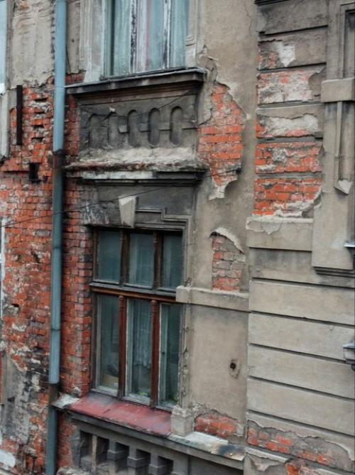 Пример бережного отношения к истории: в Черняховске восстановили старинные окна в доме на комсомольской. 01