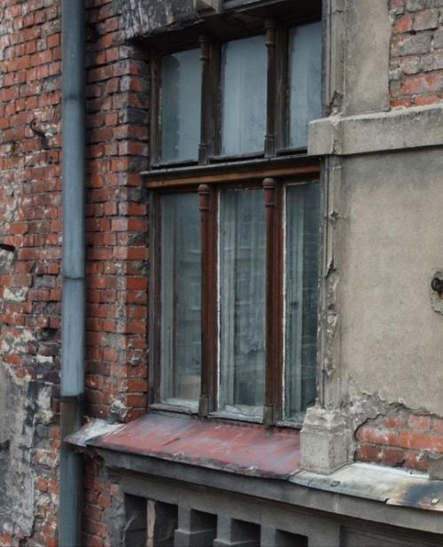 Пример бережного отношения к истории: в Черняховске восстановили старинные окна в доме на комсомольской.