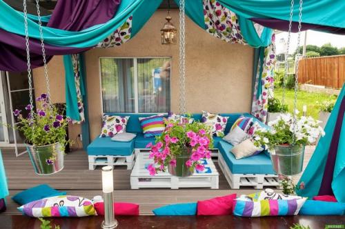 Мебель на даче зачастую представляет собой достаточно разрозненный набор предметов, вывезенных из городской квартиры за ненадобностью. 05