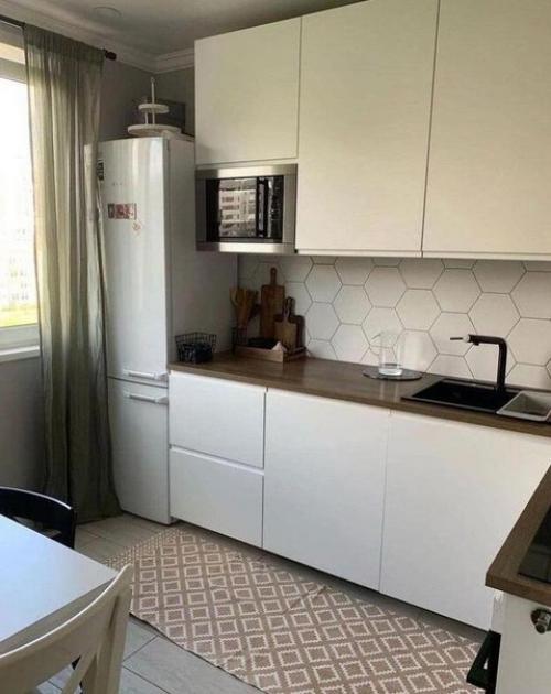 Небольшая, светлая кухня. 02