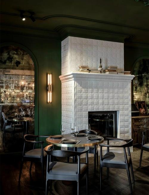 Классический камин в облицовке из коллекции Элеганс в белом цвете стал центральным акцентом основного зала ресторана гроза в Костроме. 01