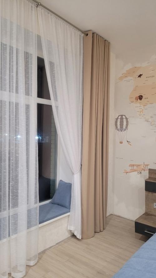 - А слелайте шторы от стены до стены. 03