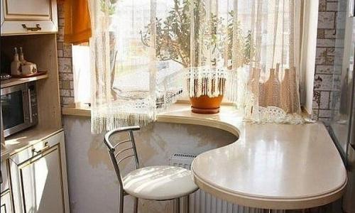 Одним из наиболее модных трендов в дизайне интерьеров считается использование кухонных столешниц, совмещенных с подоконником. 01