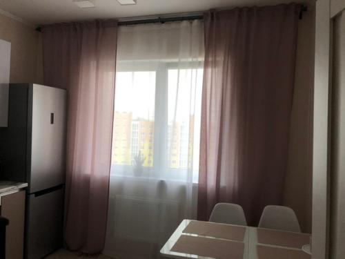 Жду критику. Квартиру брали с готовой отделкой, поэтому стены, полы, потолок все было уже сделано. 02