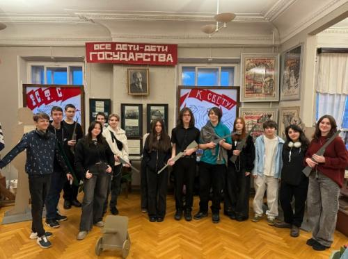 Погружение в историю: 9 а класс в музее - квартире с. М. Кирова.
