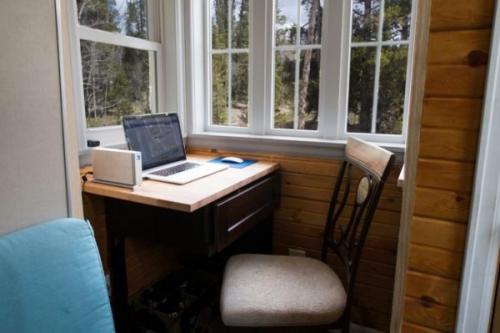 Чаще всего спальни в микро - домах размещают под потолком, экономя, таким образом, полезное пространство. 05