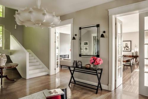 Мягкие природные оттенки, деревянные пол, мрамор на кухне и ванной комнате, изящная мебель в стиле mid - Century в интерьере дома в Варшаве.