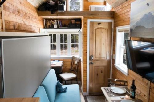 Чаще всего спальни в микро - домах размещают под потолком, экономя, таким образом, полезное пространство. 01