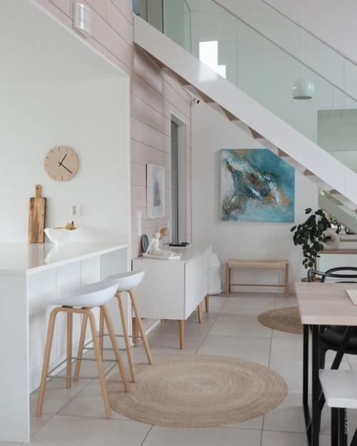 Легкий и просторный интерьер с обилием естественного света в финском уютном доме. 08