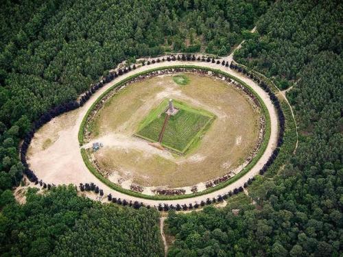 На самой высокой точке утрехтсе хевелрюг, недалеко от голландской деревни вуденберг, находится европейская пирамида. 01