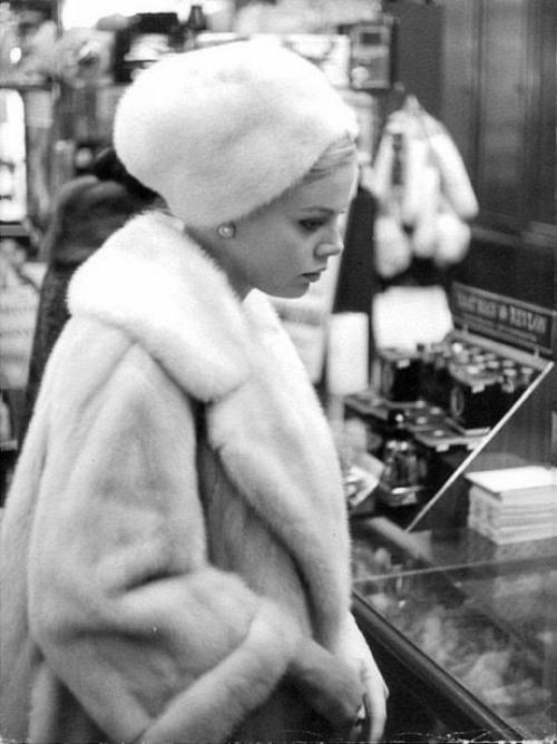 Белый символизирует чистоту или невинность. 07