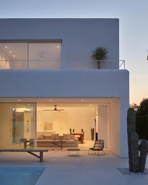 Загородный дом Кармен от студии: Carles Faus Borr s имеет простой и чистый архитектурный стиль. 02