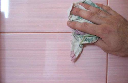 Техника нанесения влагостойкой затирки для швов плитки в ванной. 03