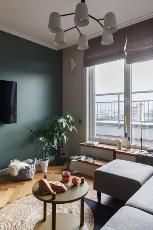 Чередование насыщенных цветов в интерьере и анфиладная планировка помогли сделать двухкомнатную квартиру намного просторнее (84 кв. 03