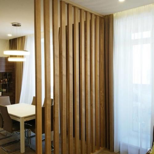 Перегородка из бруса, выполненная в виде реечной конструкции визуально разграничит функциональные зоны, не блокируя при этом естественный свет. 01