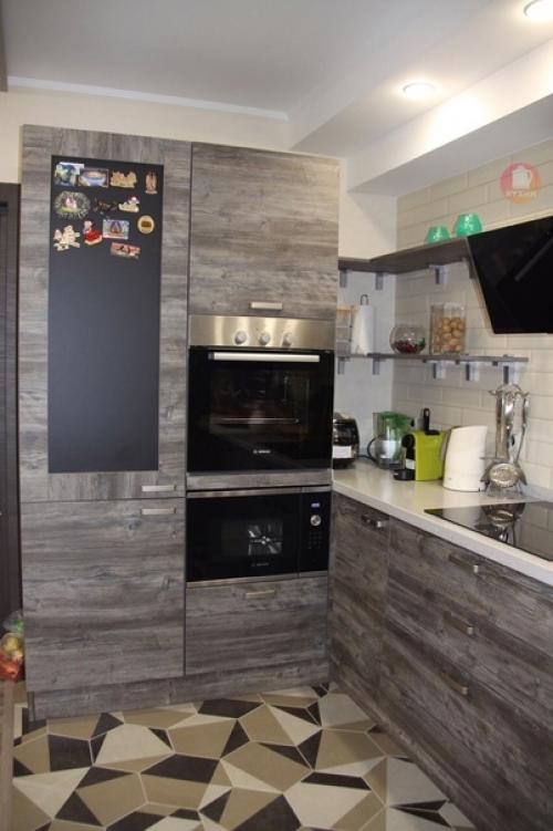 Бежево - серый интерьер кухни - гостиной со столовой зоной. 02