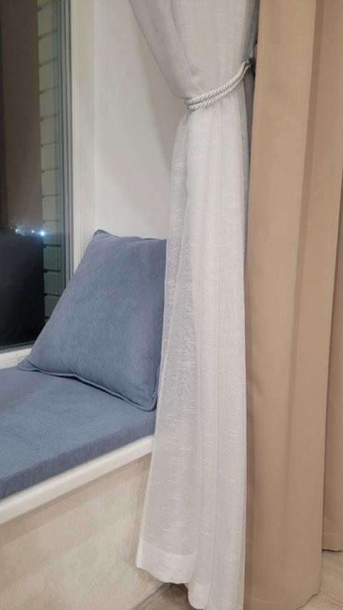 - А слелайте шторы от стены до стены. 04