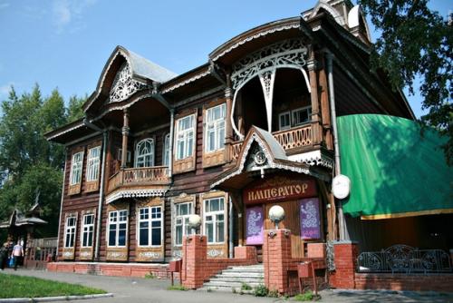 Дом построен в начале XX века по заказу купцов братьев шадриных. 01