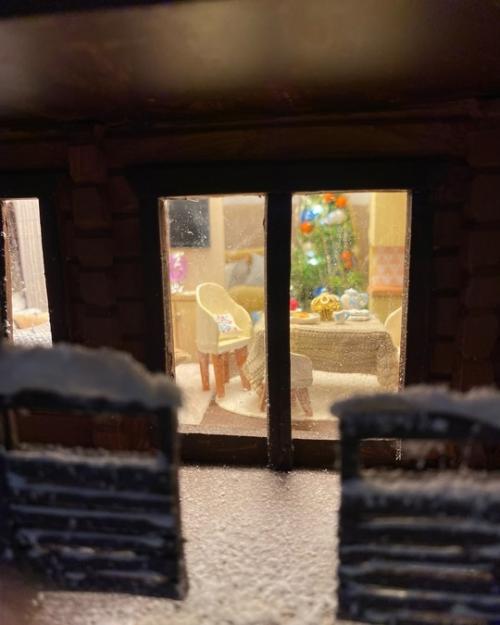 Домик на озере, работа 2023 г. в домике есть интерьер - кухня, гостиная с новогодней елкой на первом этаже и спальня на втором. 03