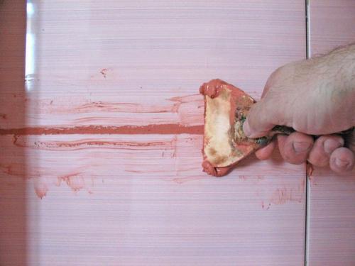 Техника нанесения влагостойкой затирки для швов плитки в ванной. 01