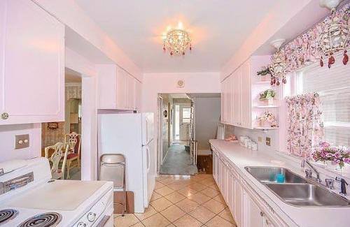 96-Летняя жительница Торонто решила продать свой двухэтажный дом, который расположен в западной части города в окрестностях блур уэст - виллидж. 02