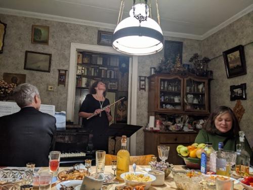 Бывают в жизни случаи ( и нередко), когда соседи становятся подчас ближе родственников. 07