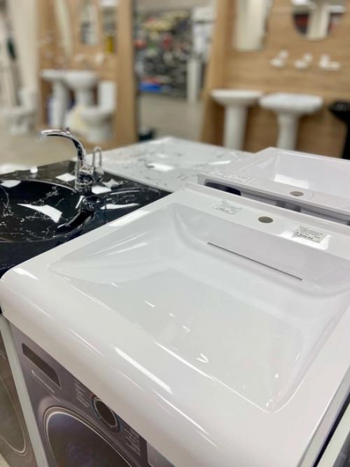 Небольшой размер ванной комнаты заставляет искать разные нестандартные решения экономии пространства. 04