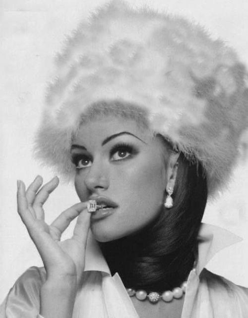 Белый символизирует чистоту или невинность. 08