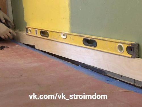 Укладка декоративного камня на стену.