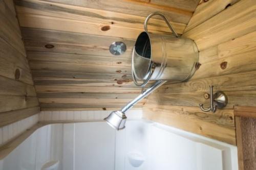 Чаще всего спальни в микро - домах размещают под потолком, экономя, таким образом, полезное пространство. 08