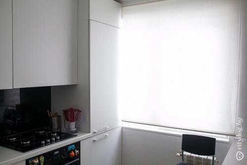 Белая минималистская кухня площадью 6 кв. 01