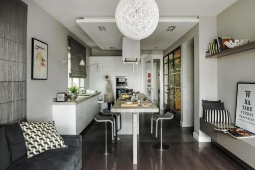 Мягкие природные оттенки, деревянные пол, мрамор на кухне и ванной комнате, изящная мебель в стиле mid - Century в интерьере дома в Варшаве. 01