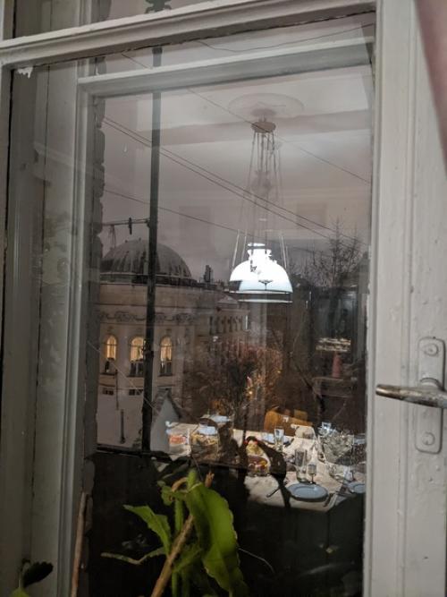 Бывают в жизни случаи ( и нередко), когда соседи становятся подчас ближе родственников. 01