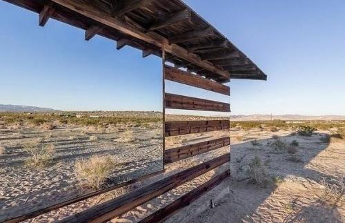 Одним из последних трендов современной архитектуры можно по - праву считать зеркальные дома. 01