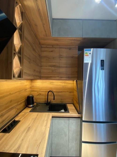 Ещё одно наше творение - лаконичная кухня с ромбообразнымм открытыми полочками. 02