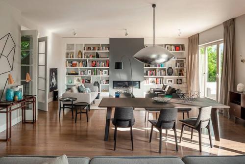 Мягкие природные оттенки, деревянные пол, мрамор на кухне и ванной комнате, изящная мебель в стиле mid - Century в интерьере дома в Варшаве. 03