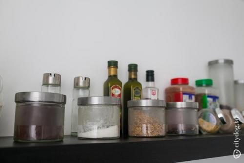 Белая минималистская кухня площадью 6 кв. 08