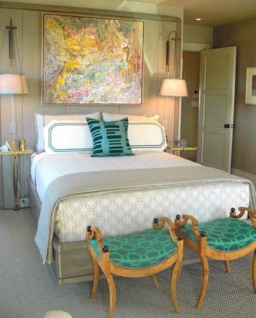 Зачастую изголовье кровати становится композиционным центром в спальной комнате. 07