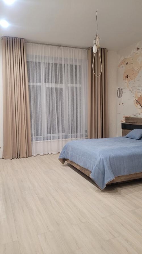 - А слелайте шторы от стены до стены. 02