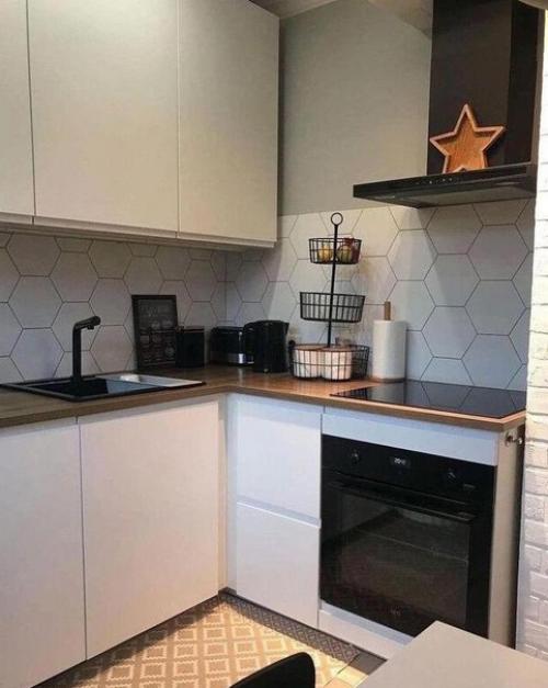 Небольшая, светлая кухня. 03