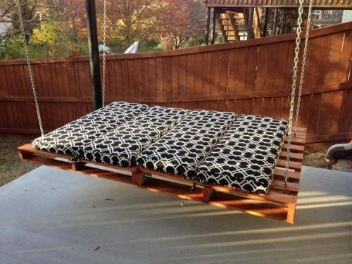 Мебель на даче зачастую представляет собой достаточно разрозненный набор предметов, вывезенных из городской квартиры за ненадобностью. 04