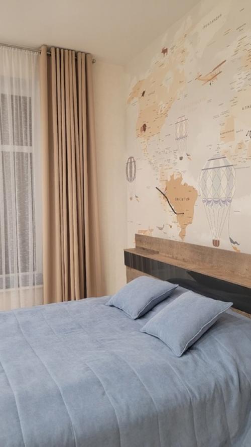 - А слелайте шторы от стены до стены. 01