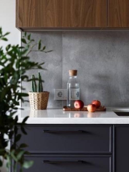 Чередование насыщенных цветов в интерьере и анфиладная планировка помогли сделать двухкомнатную квартиру намного просторнее (84 кв. 01