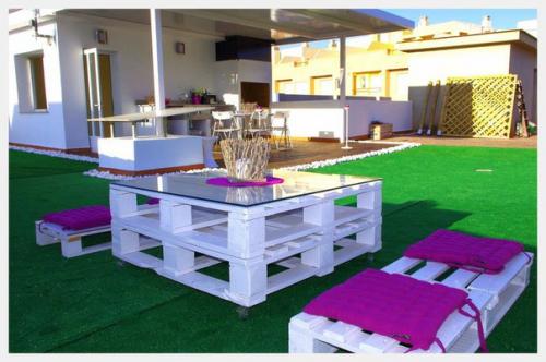 Мебель на даче зачастую представляет собой достаточно разрозненный набор предметов, вывезенных из городской квартиры за ненадобностью. 03