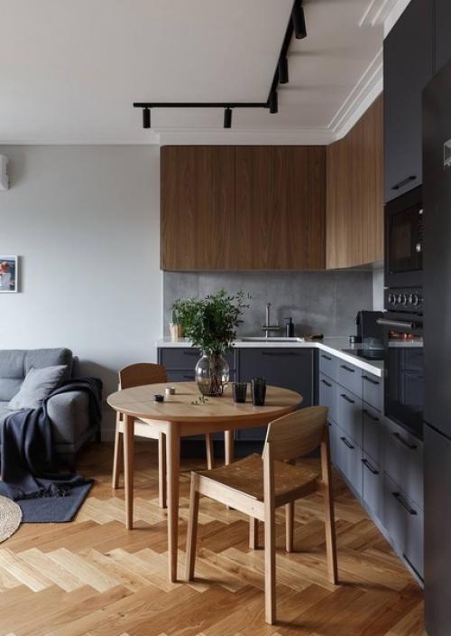 Чередование насыщенных цветов в интерьере и анфиладная планировка помогли сделать двухкомнатную квартиру намного просторнее (84 кв. 02