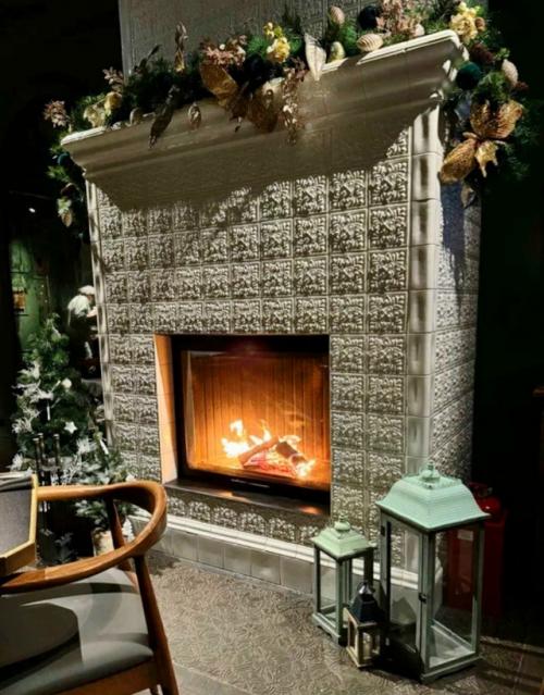 Классический камин в облицовке из коллекции Элеганс в белом цвете стал центральным акцентом основного зала ресторана гроза в Костроме. 02