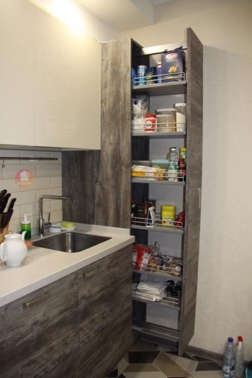 Бежево - серый интерьер кухни - гостиной со столовой зоной. 01