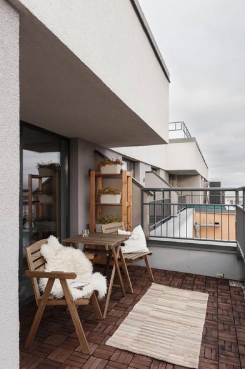 Чередование насыщенных цветов в интерьере и анфиладная планировка помогли сделать двухкомнатную квартиру намного просторнее (84 кв. 08