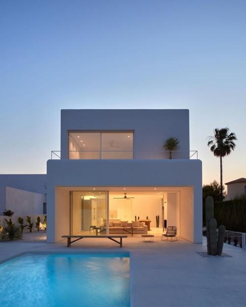 Загородный дом Кармен от студии: Carles Faus Borr s имеет простой и чистый архитектурный стиль. 01