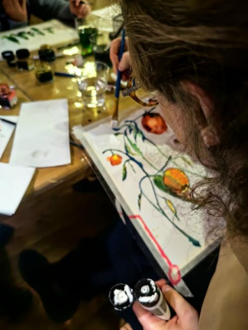 Рисовали с группой детей и взрослых зимние сюжеты чернилами в гостиной эко - отеля лунный кролик. 03